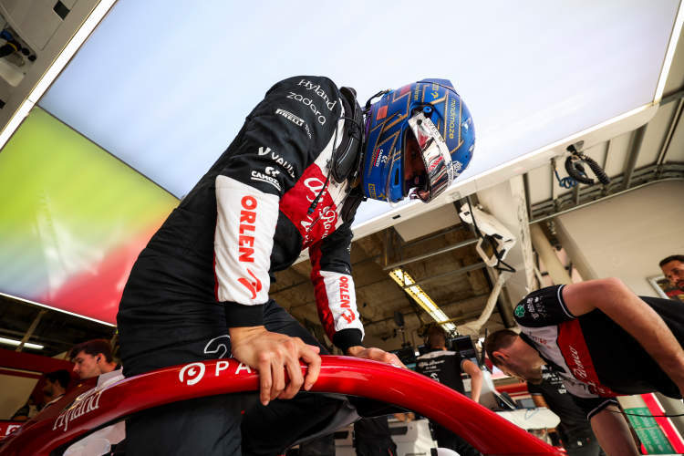 红牛二队逆转梅赛德斯，周冠宇点燃赛场