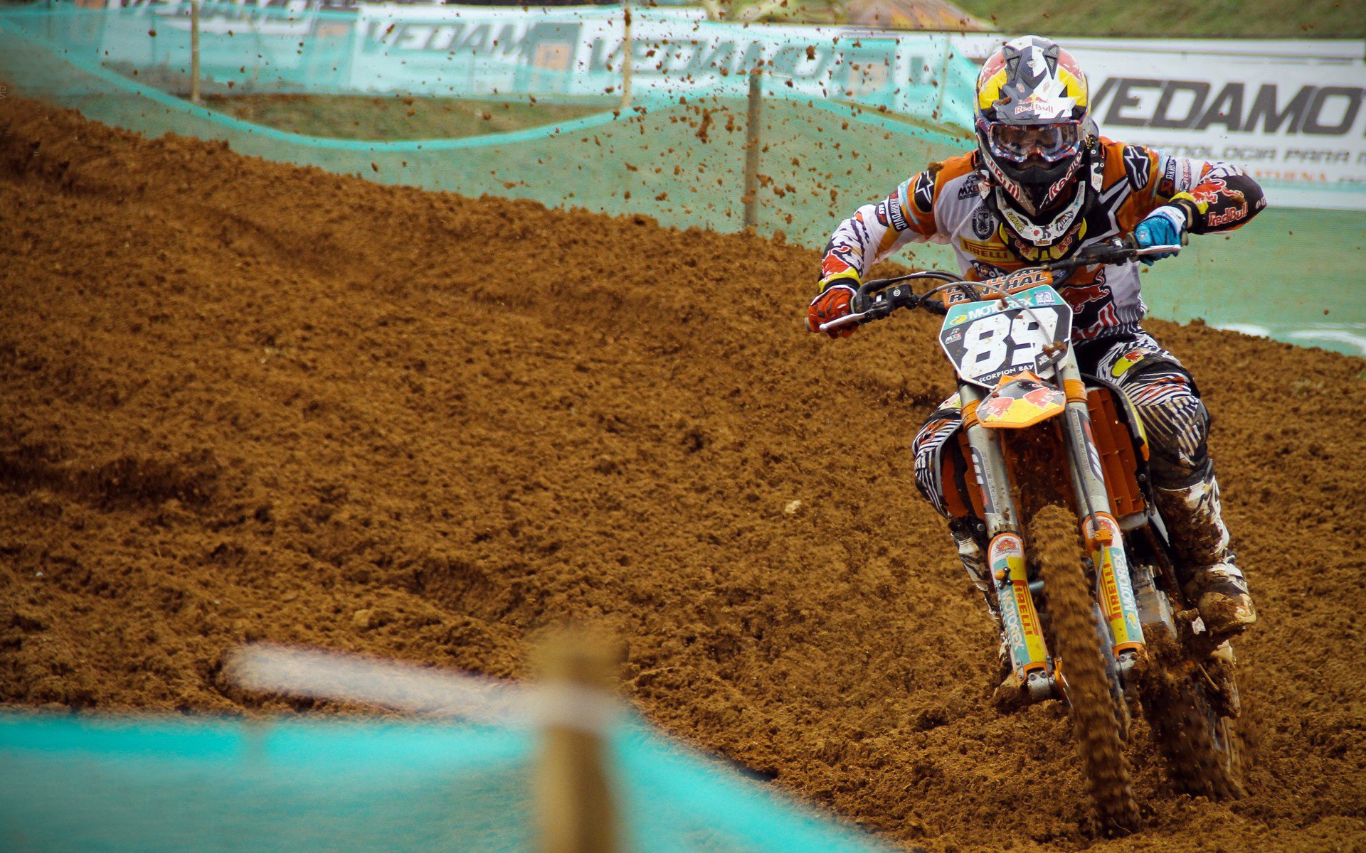 赛道是她的手术台，引擎是她的麻醉剂